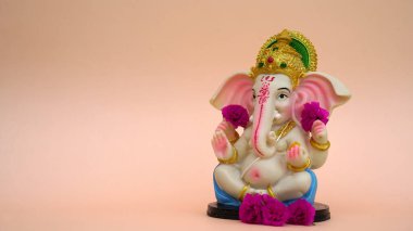 Hindu tanrısı Ganesha 'nın heykeli pembe arka planda. Tanrı Ganesha festivalini kutlayın..