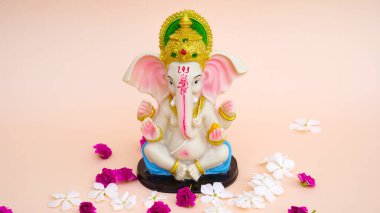 Hindu tanrısı Ganesha 'nın heykeli pembe arka planda. Tanrı Ganesha festivalini kutlayın..