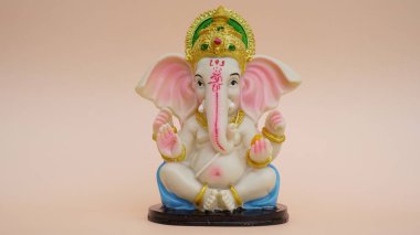 Hindu tanrısı Ganesha 'nın heykeli pembe arka planda. Tanrı Ganesha festivalini kutlayın..