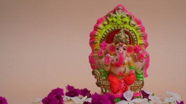 Hindu tanrısı Ganesha 'nın heykeli pembe arka planda. Tanrı Ganesha festivalini kutlayın..