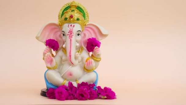 Hindu Tanrısı Ganesha Nın Heykeli Pembe Arka Planda Ganesh Chaturthi — Stok video