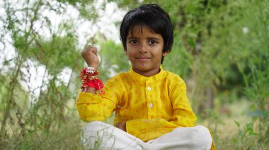 Hindu kardeş ve etnik kız kardeş Raksha Bandhan festivali vesilesiyle Hint tatlısı ve hediye paketi taşıyorlar.