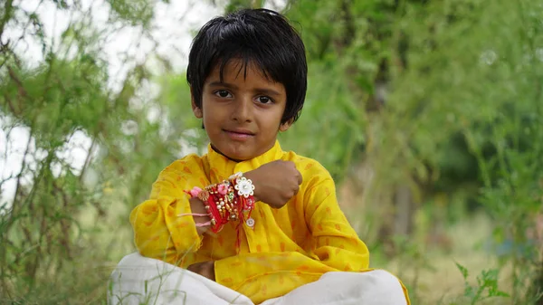 Hindoe Broer Zus Etnische Kleding Met Indiase Snoep Geschenkdoos Ter — Stockfoto