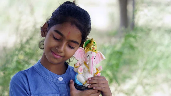 Petite Fille Indienne Enfant Avec Seigneur Ganesha Prière Fête Indienne — Photo