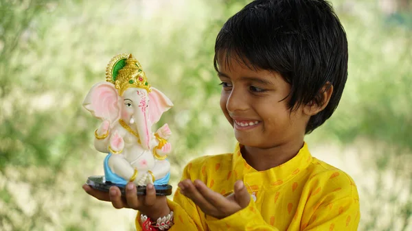 Ganesh Festivali ya da Diwali Festivali 'ni kutlayan Ganesha' lı küçük Hintli çocuk.