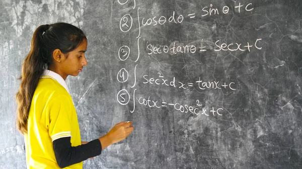Счастливая Индийская Школьница Стоящая Фоне Черной Доски Концепция Образования Возвращение — стоковое фото