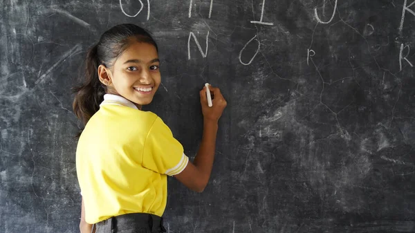 Ευτυχισμένο Παιδί Από Ινδικό Σχολείο Στέκεται Μπροστά Από Φόντο Του — Φωτογραφία Αρχείου