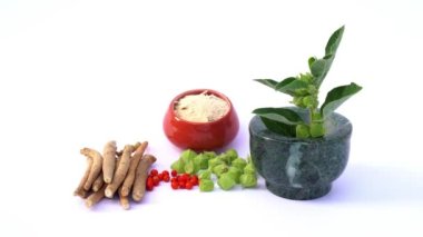 Ashwagandha Kuru Kök Şifalı Bitki ve Taze Yapraklar, Withania Somnifera, Ashwagandha, Indian Ginseng, Poison Gooseberry, veya Winter Cherry olarak da bilinir. Beyaz Arkaplanda İzole Edilmiş.