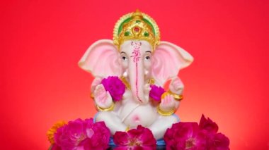 Hindu tanrısı Ganesha örtüsü kırmızı arka planda. Ganesh Chaturthi, Ganesha Festivali 'ni kutlayın.