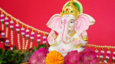 Hindu tanrısı Ganesha örtüsü kırmızı arka planda. Ganesh Chaturthi, Ganesha Festivali 'ni kutlayın.