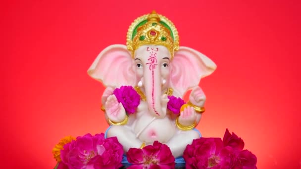 Hindu God Ganesha Sclupture Sobre Fundo Vermelho Celebre Festival Lord — Vídeo de Stock