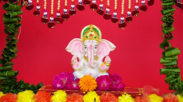 Hindoe God Ganesha Scluptuur Rode Achtergrond Vier Heer Ganesha Festival — Stockvideo