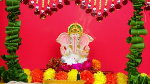 Hindoe God Ganesha Scluptuur Rode Achtergrond Vier Heer Ganesha Festival — Stockvideo