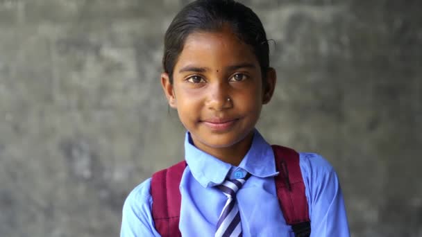 Счастливые Сельские Индийские Школьницы Школьной Форме Держа Книги Сумки Стоя — стоковое видео