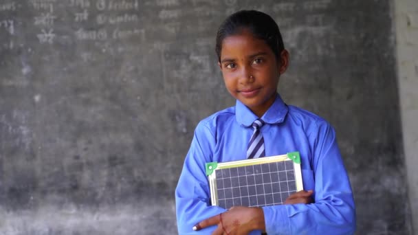 Mutlu Hintli Öğrenci Okul Kızları Okul Üniforması Giyip Kitap Çanta — Stok video