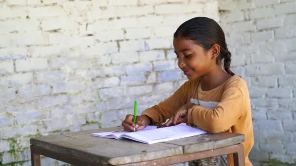 Сосредоточенная Индийская Сельская Школьница Занимающаяся Книгами Готовящимися Экзамену Пишет Эссе — стоковое видео