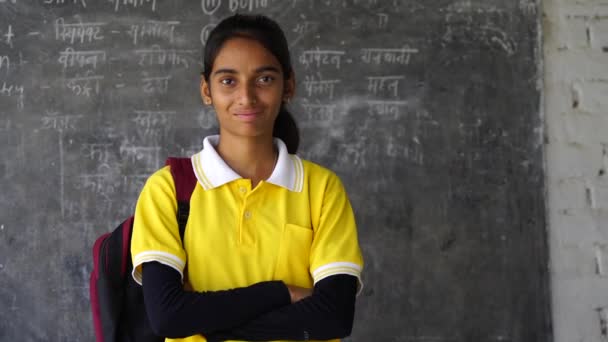 Indische Schulmädchen Auf Dem Land Mit Verschränkten Armen — Stockvideo
