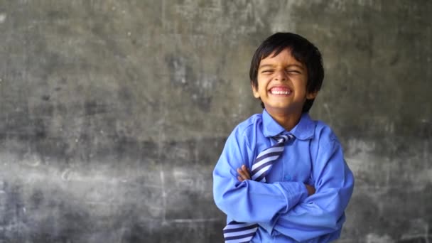ハッピーかわいいインディアン 黒いチョークボードの背景に対する態度を示すアジアの学校の少年 教育コンセプト インドの農村部 — ストック動画