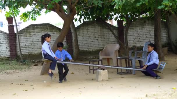 Kleine Kinder Vergnügen Sich Mit Schaukeln Auf Dem Außenspielplatz Kinder — Stockvideo