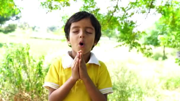 Portret Szczęśliwego Indyjskiego Chłopca Modląc Się Czcząc Boga Szkole Ręka — Wideo stockowe