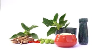 Ashwagandha Kuru Kök Şifalı Bitki ve Taze Yapraklar, Withania Somnifera, Ashwagandha, Indian Ginseng, Poison Gooseberry, veya Winter Cherry olarak da bilinir..