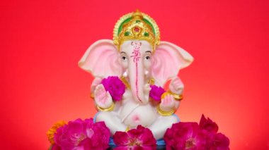 Hindu tanrısı Ganesha 'nın heykeli pembe arka planda. Ganesha Festivali, Ganesh Chaturthi Festivali veya Diwali Festivali 'ni Kutlayın