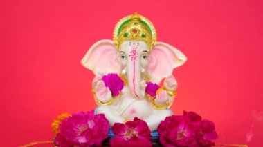 Hindu tanrısı Ganesha 'nın heykeli pembe arka planda. Ganesha Festivali, Ganesh Chaturthi Festivali veya Diwali Festivali 'ni Kutlayın