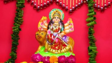 Durga Puja pandalında tanrıça Durga idolü. Durga Puja, Hinduizm 'in en büyük dini festivali ve şimdi dünya çapında kutlanıyor..