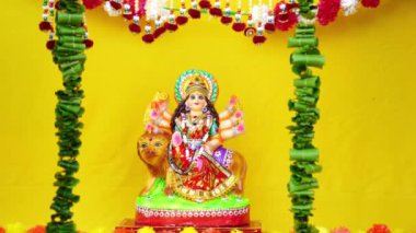 Durga Puja pandalında tanrıça Durga idolü. Durga Puja, Hinduizm 'in en büyük dini festivali ve şimdi dünya çapında kutlanıyor..