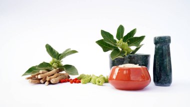 Somnifera bitkisiyle. Ashwagandha (Kış kirazı), Ayurved 'de kullanılan önemli bir şifalı bitkidir. Hint ginsengi otları, kanaje, zehirli bektaşi üzümü. Sağlık Hizmetleri