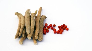 Ashwagandha Kuru Kök Şifalı Bitki ve Taze Yapraklar, Withania Somnifera, Ashwagandha, Indian Ginseng, Poison Gooseberry, veya Winter Cherry olarak da bilinir..