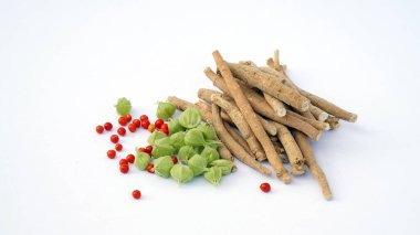 Ashwagandha Kuru Kök Şifalı Bitki ve Taze Yapraklar, Withania Somnifera, Ashwagandha, Indian Ginseng, Poison Gooseberry, veya Winter Cherry olarak da bilinir..