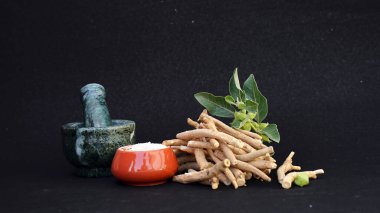 Somnifera bitkisiyle. Ashwagandha (Kış kirazı), Ayurved 'de kullanılan önemli bir şifalı bitkidir. Hint ginsengi otları, kanaje, zehirli bektaşi üzümü. Sağlık Hizmetleri