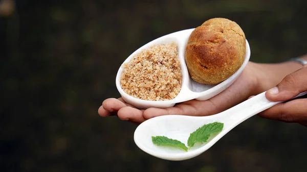 Rajasthani Geleneksel Mutfak Dal Baati Dal Bati veya Daal Baati Churma olarak da bilinir. Rajasthan, Uttar Pradesh ve Madhya Pradesh 'te popülerdir..