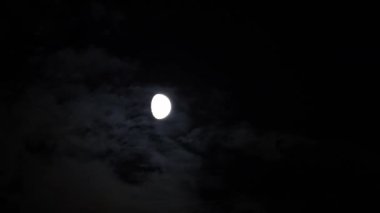 Bulutlarda parlak yarım ay ile gece gökyüzü