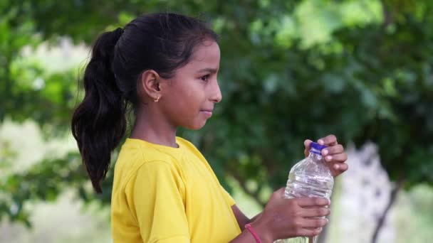 Маленькая Девочка Держит Бутылку Воды Пьет Обучение Открытом Воздухе Жажда — стоковое видео