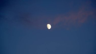 yıldızlar ve ay ve bulutlar ile arka planlar gece gökyüzü. Gece saatlerinde bulutlar üzerinde güzel dolunay