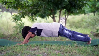 Egzersiz yapan genç çekici çocuk, içeride meditasyon yapan Hintli çocuk, Yoga ve Sağlıklı Yaşam Konsepti.