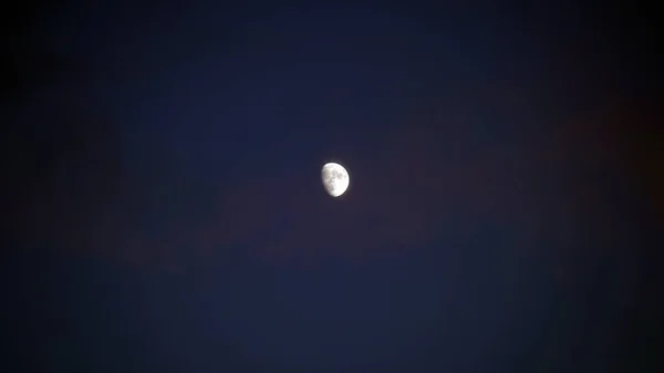 背景夜空与星星和月亮和云 夜晚在云彩上美丽的满月 — 图库照片