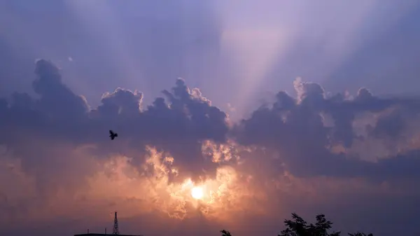 Dramático Colorido Atardecer Amanecer Cielo Nubes Con Rayos Sol Magnífico — Foto de Stock