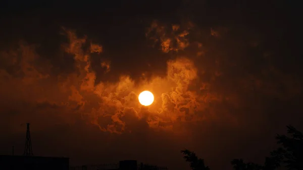 Dramatik Renkli Günbatımı Gündoğumu Gökyüzü Güneş Işınlı Bulutlar Turuncu Gökyüzünde — Stok fotoğraf