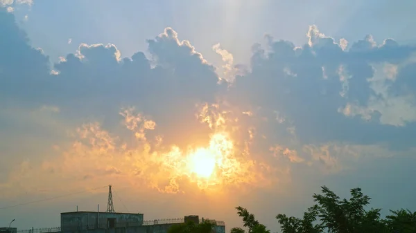 Драматичний Барвистий Захід Сонця Або Схід Сонця Хмари Сонячними Променями — стокове фото