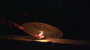 Genç Hintli kadın gece Karva Chauth 'u kutluyor. Karva Chauth, Hindistan 'da Kartika ayından dört gün sonra Hindu kadınlar tarafından kutlanan bir günlük festivaldir..