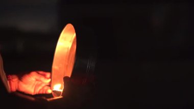 Genç Hintli kadın gece Karva Chauth 'u kutluyor. Karva Chauth, Hindistan 'da Kartika ayından dört gün sonra Hindu kadınlar tarafından kutlanan bir günlük festivaldir..