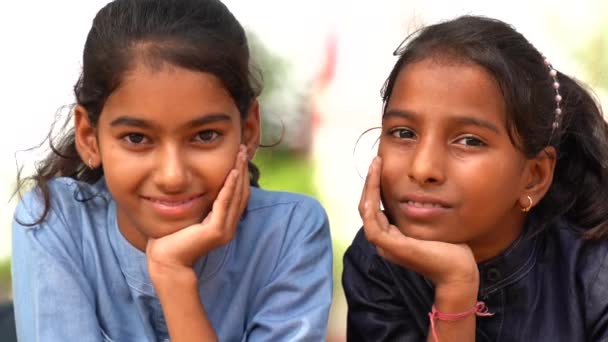 Güzel Küçük Kızlar Yalan Söylüyor Kameraya Bakıyor Bahçede Oynarken Gülümsüyor — Stok video