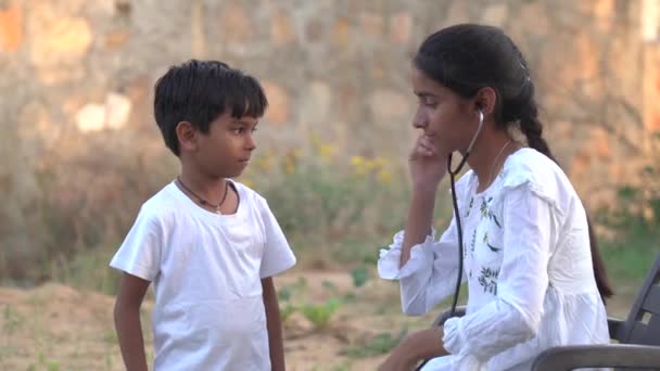 Glad Barn Smilende Mens Lægen Undersøger Hendes Lunger Eller Hjerte – Stock-video