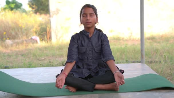 Petite Fille Indienne Pleine Longueur Faisant Geste Mudra Assise Position — Video