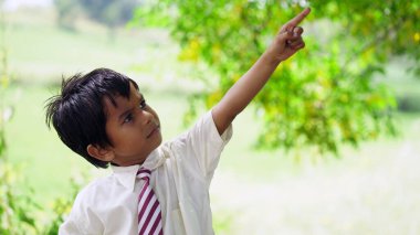 Okul üniforması giyen mutlu Hintli öğrencilerin portresi. Yetenekli Hindistan konsepti. Eğitim konsepti. Hindistan kırsalında. Arkadaşlık, eğitim ve birliktelik kavramı