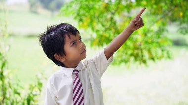 Okul üniforması giyen mutlu Hintli öğrencilerin portresi. Yetenekli Hindistan konsepti. Eğitim konsepti. Hindistan kırsalında. Arkadaşlık, eğitim ve birliktelik kavramı