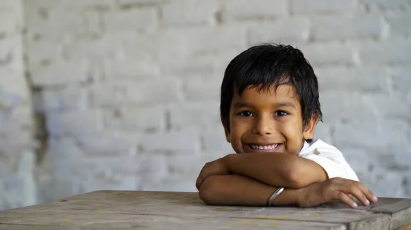 Портрет Счастливого Индийского Школьника Сидящего Письменным Столом Классе Школьников Ручками Стоковая Картинка